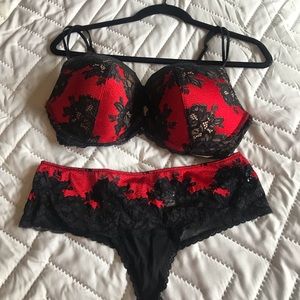 Sexy 😍 Victoria’s Secret Set! red & black lace
